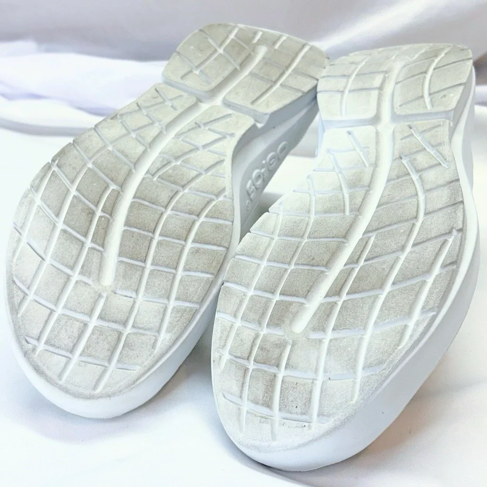 Oofos OOmg eeZee Low Slip-On Shoes Knit White On White Mens Size 7 EU 38